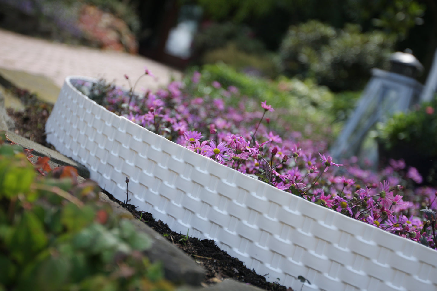 Lawn Edging, Plastic Palisade Rattan Effect, 2.4m, Black